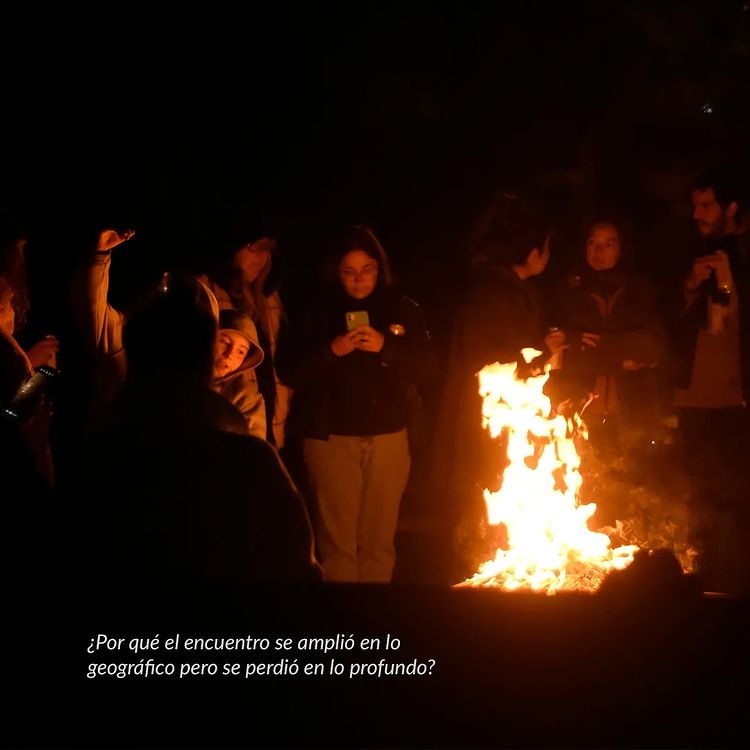 asistentes al evento reunidos en torno a una fogata